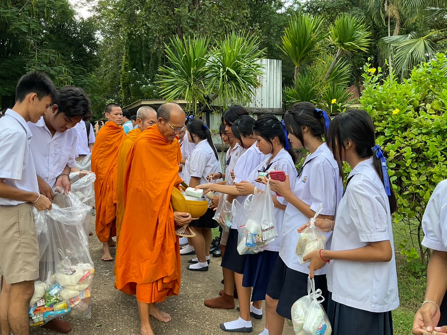 กิจกรรมทำบุญตักบาตรข้าวสารอาหารแห้งแด่พระภิกษุสงฆ์
